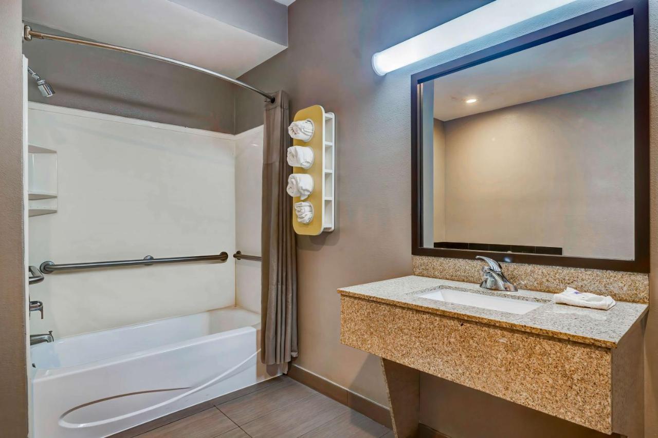 Hotel 6-mesquite, Tx - 4*